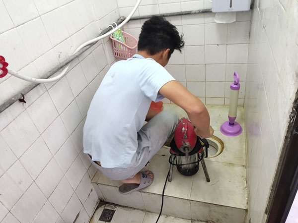 通州管道堵塞冒臭气 专业师傅现场解决问题
